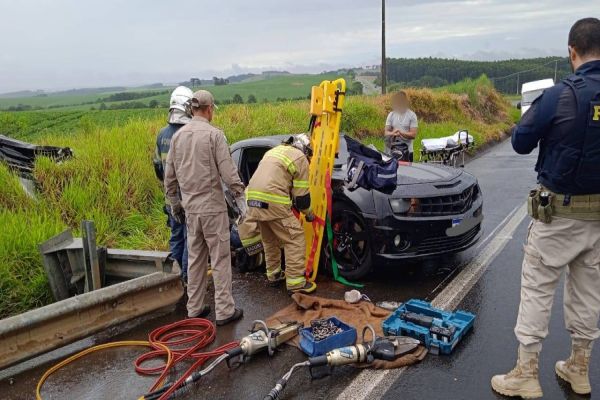 Camaro de Telêmaco Borba sai da pista na BR-376; uma pessoa ficou ferida