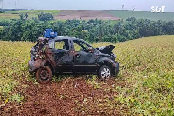 Quatro pessoas ficam feridas após veículo aquaplanar e capotar na BR-163 em Cascavel