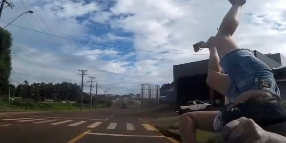 Mulher de 40 anos é atropelada por automóvel na Rua Áustria no Bairro Cascavel Velho