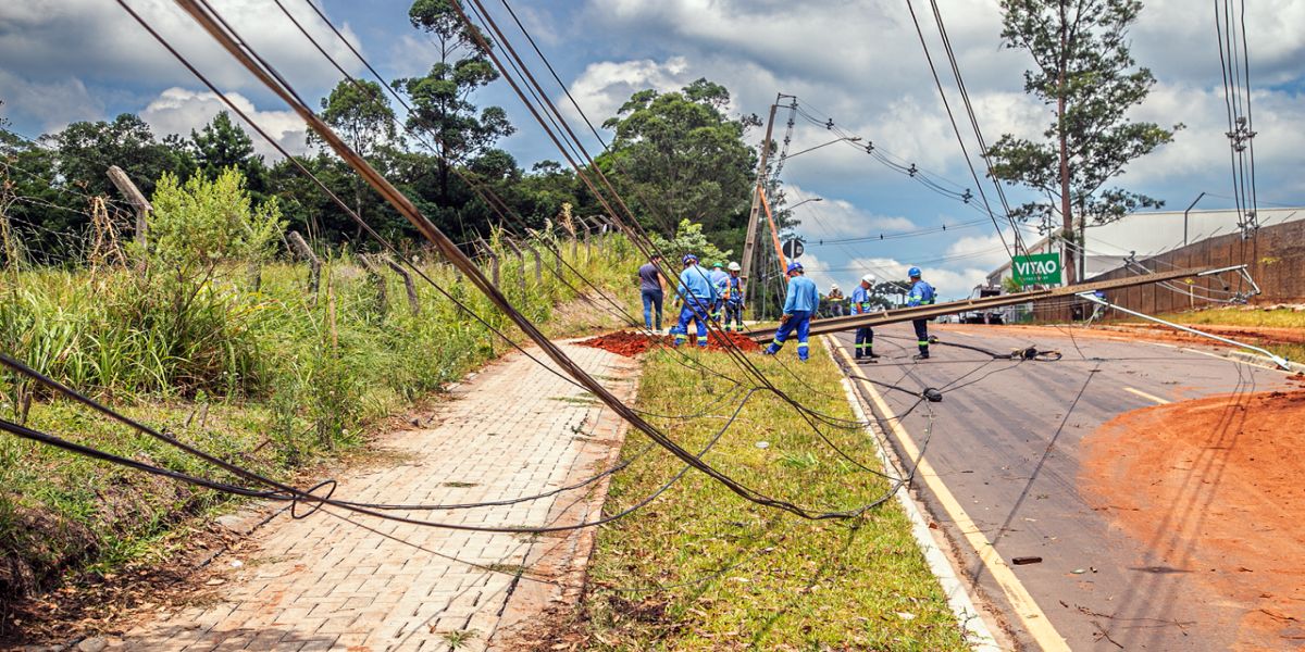 Temporais provocaram quebra de 5,6 mil postes no Paraná em 2023