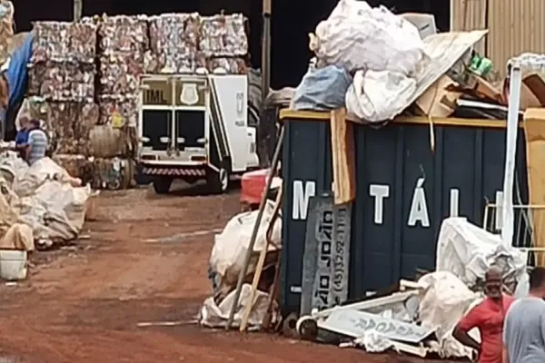 Foto relacionada a notícia: Trabalhador perde a vida após ser atingido por fardo de papelão de 150 kg em Toledo