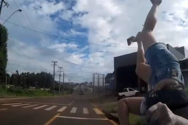 Mulher de 40 anos é atropelada por automóvel na Rua Áustria no Bairro Cascavel Velho