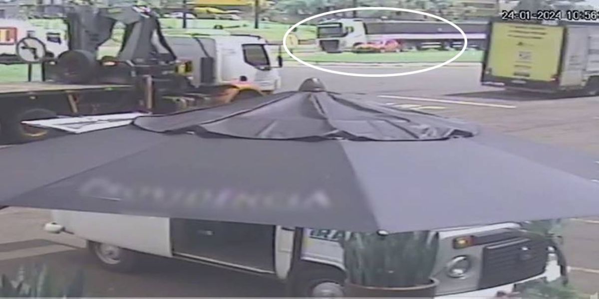 Câmera de segurança registra momento do grave acidente no Trevo da Portal em Cascavel