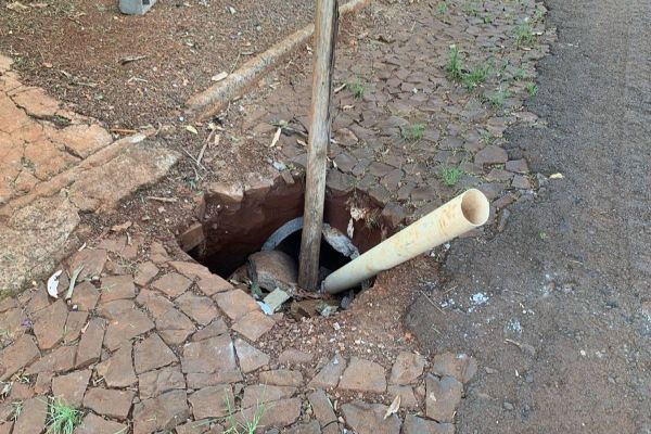 Moradores do Clarito enfrentam problemas com rompimento de manilha e descarte irregular de Lixo