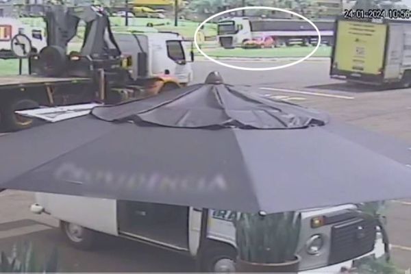 Câmera de segurança registra momento do grave acidente no Trevo da Portal em Cascavel