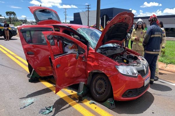 Três pessoas ficam feridas em grave colisão de trânsito no Trevo da Portal em Cascavel