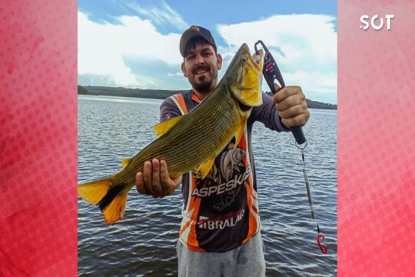 Pescador captura espécie rara de peixe dourado no Lago de Itaipu em Santa Helena