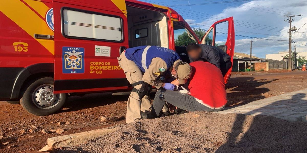 Motociclista é atendido pelo Siate após queda na Rua Ipanema no Bairro Periolo em Cascavel