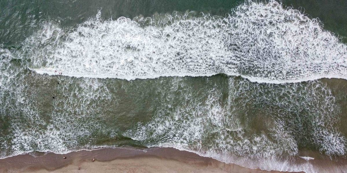 82% das praias monitoradas no Paraná estão aptas para banho, aponta boletim do IAT