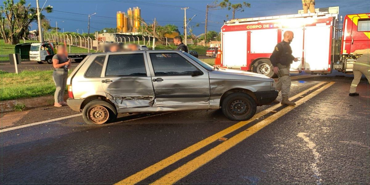 Três veículos se envolvem em colisão de trânsito no Trevo da Portal, em Cascavel