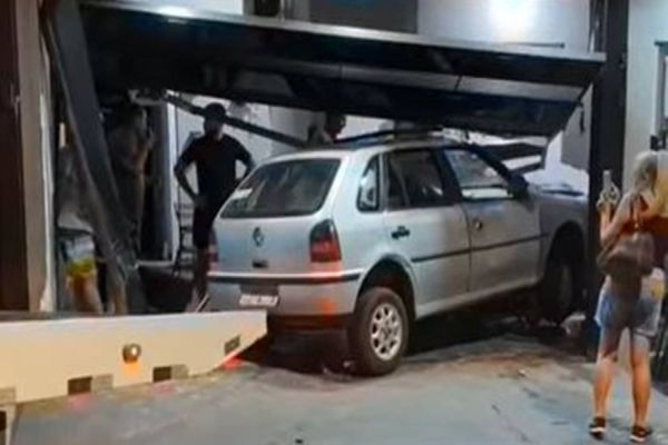 Veículo desgovernado invade residência em Campo Mourão; Motorista foi conduzido à Delegacia