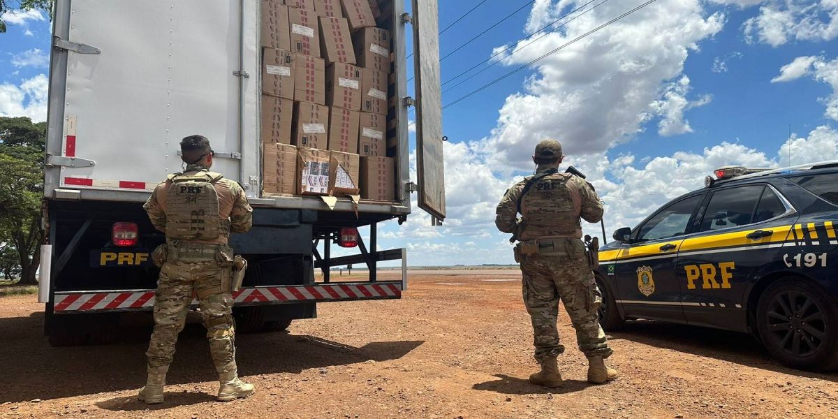 Após tentativa de fuga, PRF apreende caminhão baú completamente carregado com cigarros