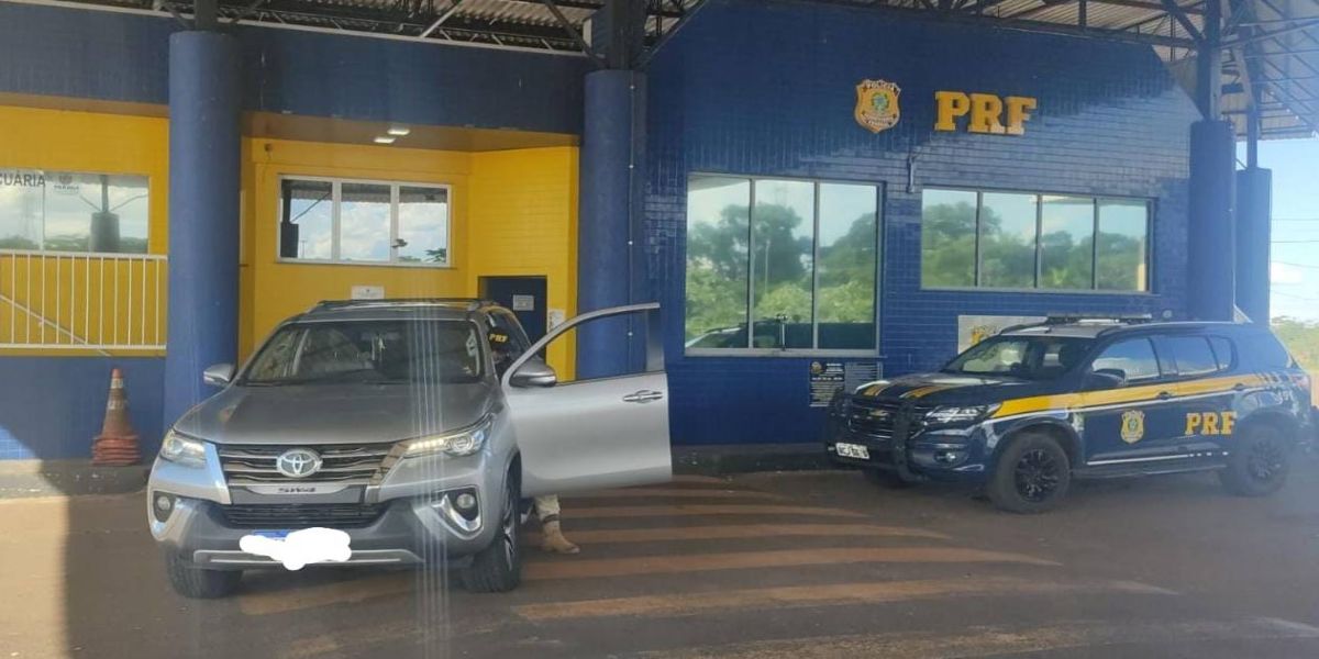 PRF intercepta casal de Cascavel com Hilux clonada e com registro de furto em Guaíra
