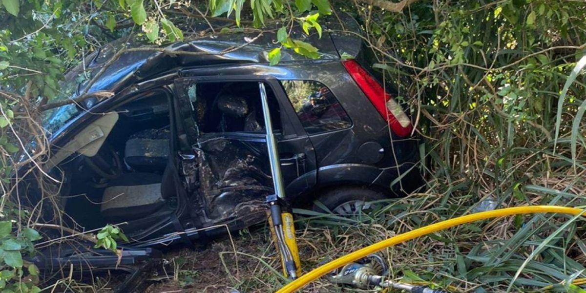 Mulher fica presa às ferragens após grave acidente na BR-272 entre Guaíra e Terra Roxa