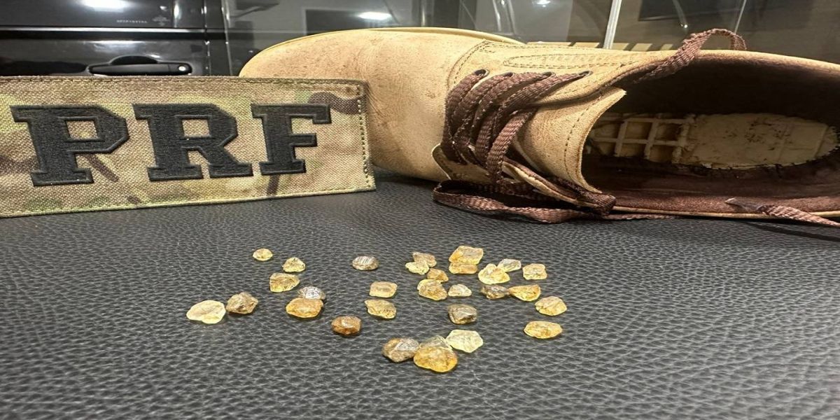 Polícia Rodoviária Federal encontra pedras ocultas em sapato de cidadão paraguaio em Cascavel
