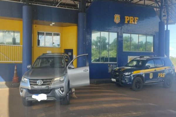 PRF intercepta casal de Cascavel com Hilux clonada e com registro de furto em Guaíra
