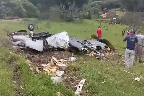 Avião cai em Minas Gerais e deixa sete mortos