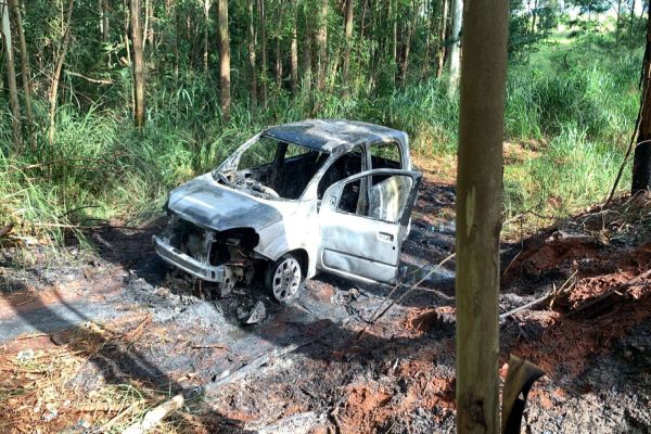 Veículo utilizado em homicídio é localizado incendiado nas margens da BR-163 em Cascavel