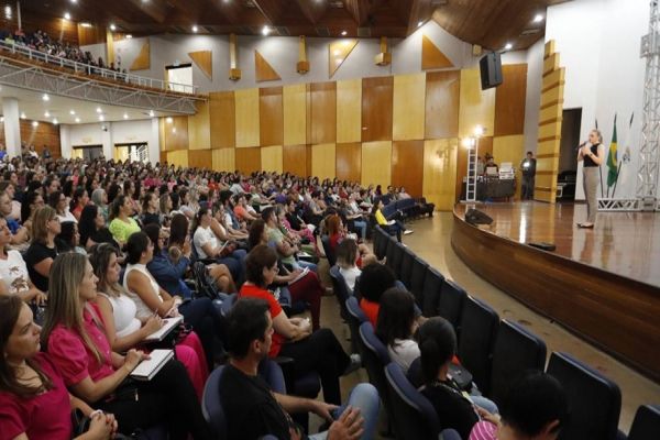 Seminário e formações marcam os preparativos para a volta dos alunos