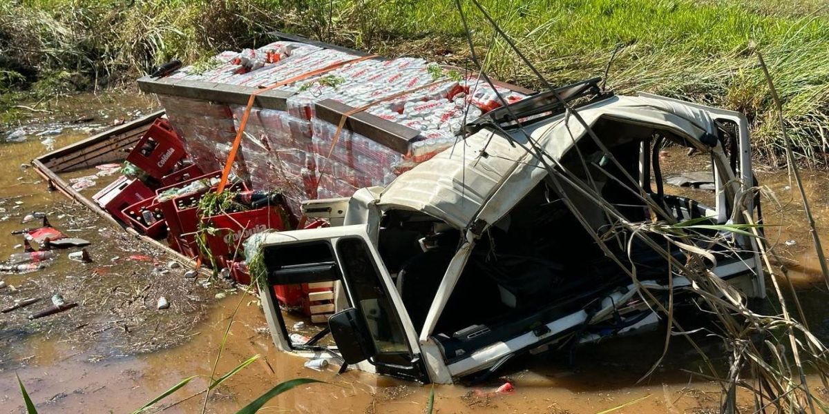 Veículo cai em reservatório de água na PR-317 próximo a Ouro Verde do Oeste