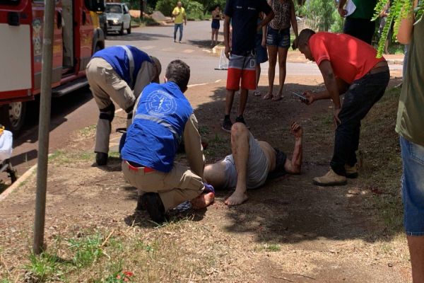 Grave acidente de trânsito deixa motociclista ferido no Bairro Morumbi, em Cascavel