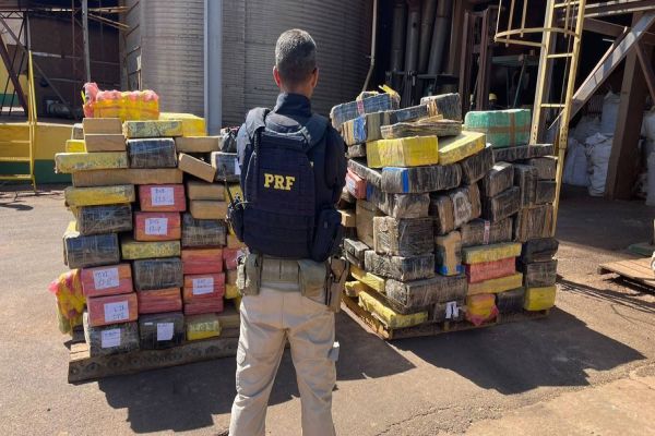 PRF localiza 3 toneladas de maconha escondidas em meio a carga de milho na BR-163