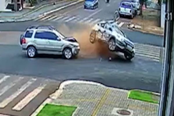 Veículo do Google Street View se envolve em acidente em Medianeira