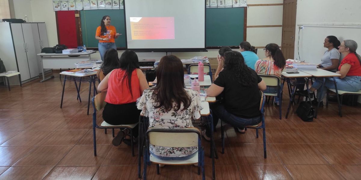 Novo material didático do Sistema SIM é apresentado em capacitação para professores de Corbélia