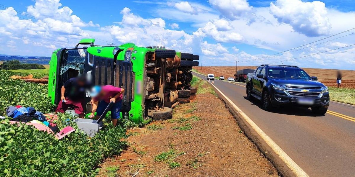 Bitrem carregado com toras de madeira tomba na PR-493, próximo a Verê