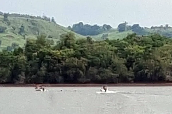 Foto relacionada a notícia: Embarcação com quatro pessoas vira no lago de Boa Vista da Aparecida