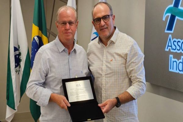 Acic faz homenagem a Eckestein por sua dedicação como diretor do IFPR