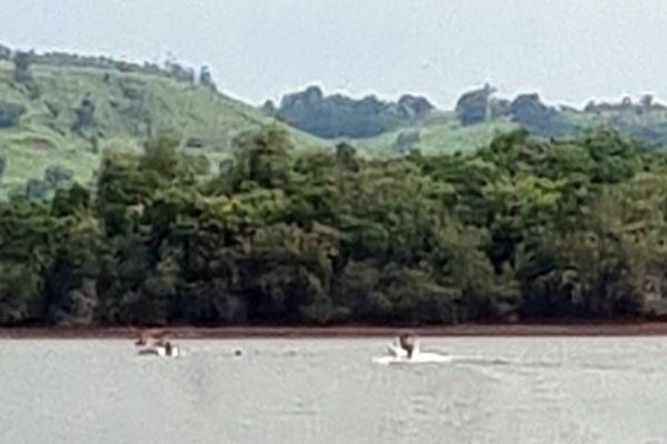 Embarcação com quatro pessoas vira no lago de Boa Vista da Aparecida