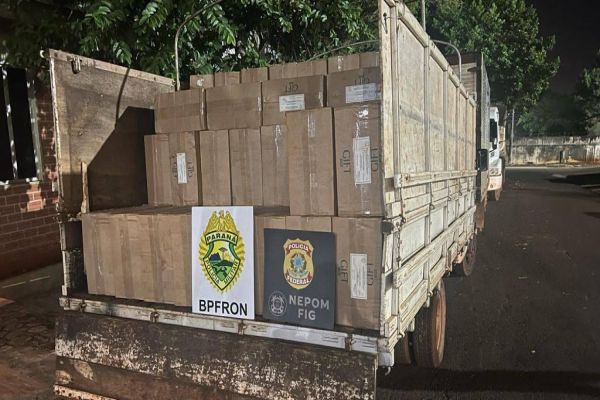 PF e BPFRON realizam apreensão de caminhão com cigarros contrabandeados em Itaipulândia