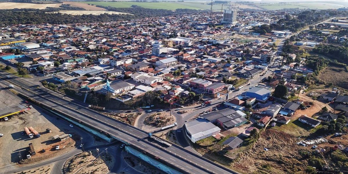 77% dos municípios do Paraná tiveram saldo positivo na geração de empregos em 2023