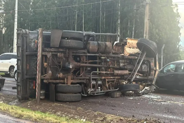 Foto relacionada a notícia: Acidente na BR-277 em Cascavel deixa três feridos após caminhão tombar