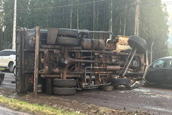 Acidente na BR-277 em Cascavel deixa três feridos após caminhão tombar