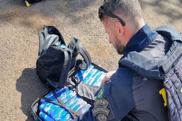 PRF apreende 24 quilos de maconha com passageiro de aplicativo de carona em Céu Azul