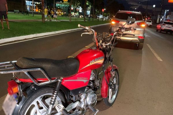 Motociclista fica ferido após colisão traseira com veículo na Avenida Brasil, em Cascavel