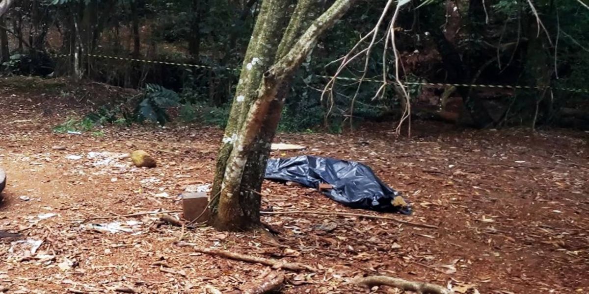 Jovem de 26 anos é encontrada morta com tiros na cabeça em área de mata no Bairro Santo Onofre