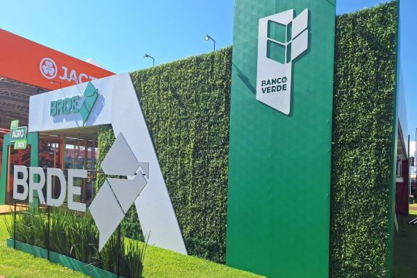 BRDE assina R$ 661,16 milhões em contratos e repasses de recursos no Show Rural 2024