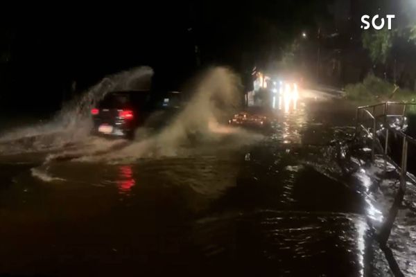 Rio sobre a Rua Souza Naves Sul transborda e moradores do Bairro 14 de Novembro clamam por soluções