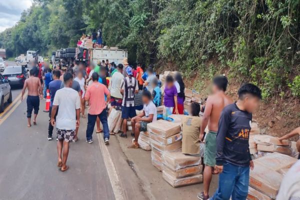 Caminhão carregado com frango congelado é saqueado por indígenas após acidente em Nova Laranjeiras
