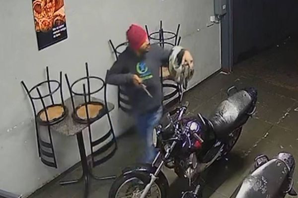 Lanchonete é alvo de assalto no Bairro Coqueiral em Cascavel; Câmera registra toda a ação criminosa