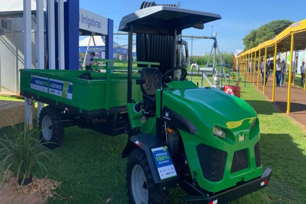 Unioeste apresenta trator elétrico no Show Rural