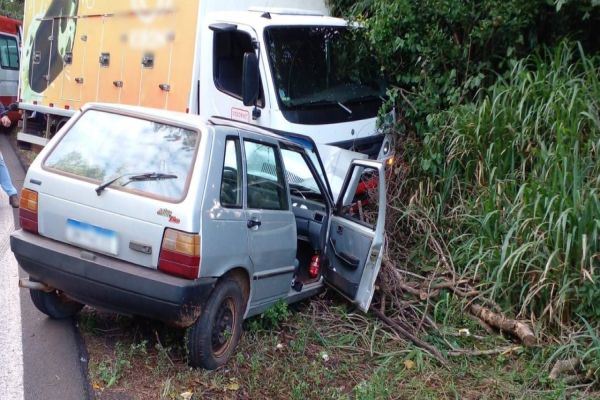 Mulher fica ferida após forte colisão frontal entre carro e caminhão de Cascavel na PR-471