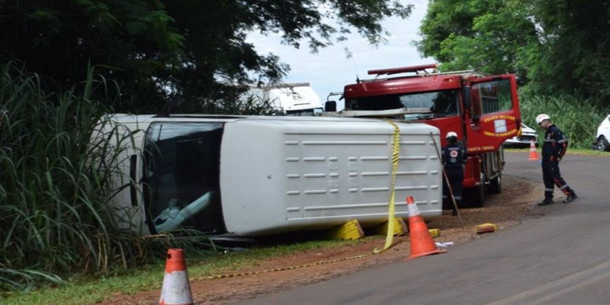 Homem morre ao tombar van em estrada rural na comunidade de Esquina Céu Azul em Santa Helena