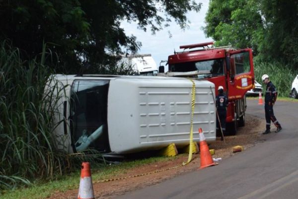 Homem morre ao tombar van em estrada rural na comunidade de Esquina Céu Azul em Santa Helena