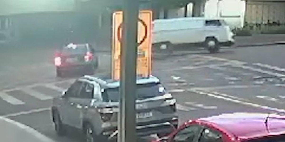 Câmera de monitoramento registra forte colisão de trânsito na Rua Vicente Machado