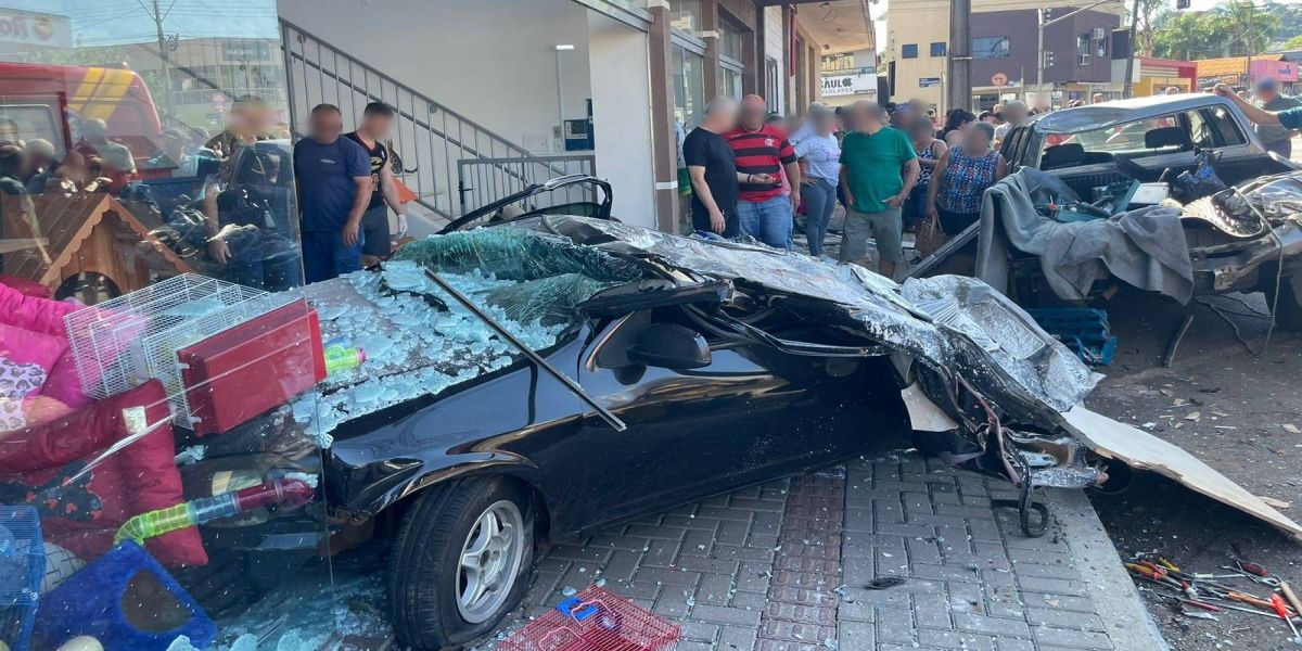 Caos no Centro de Coronel Vivida: Caminhão desgovernado atinge pelo menos 9 veículos e deixa feridos