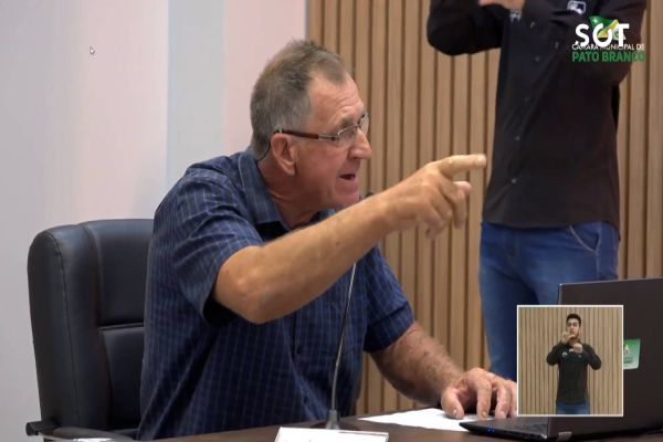 Vereador exige 'Devolução' do assento e causa climão na Câmara de Vereadores de Pato Branco